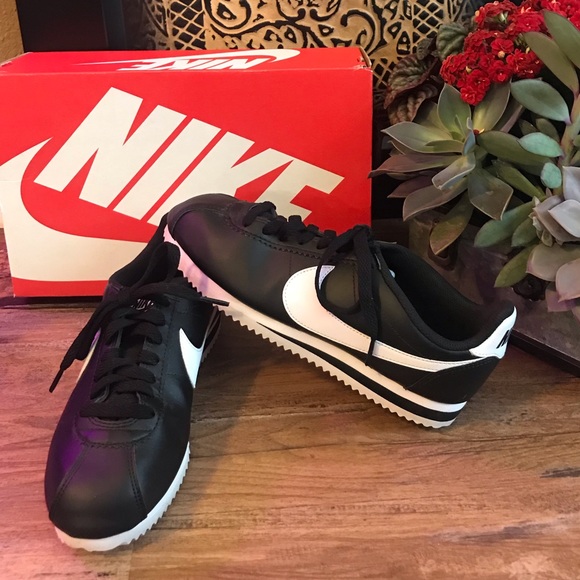 Nike Shoes - MAKE AN OFFER 🚨NIKE🚨 Cortez Leather 6.5